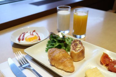 Lokantada lezzetli yemekler servis ediliyor.