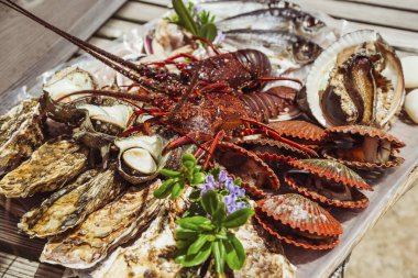 Restoranda servis edilen deniz ürünleri.