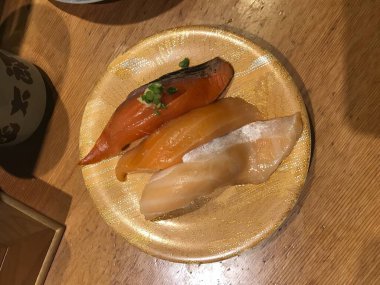 Lokantada lezzetli yemekler servis ediliyor.