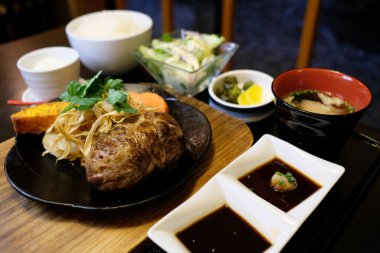 Lokantada lezzetli yemekler servis ediliyor.