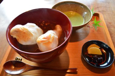 Lokantada lezzetli yemekler servis ediliyor.