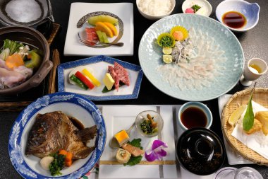 Lokantada lezzetli yemekler servis ediliyor.