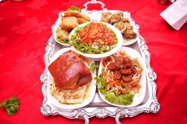 Lokantada lezzetli yemekler servis ediliyor.