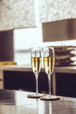 Masada iki şampanya bardağı. 
