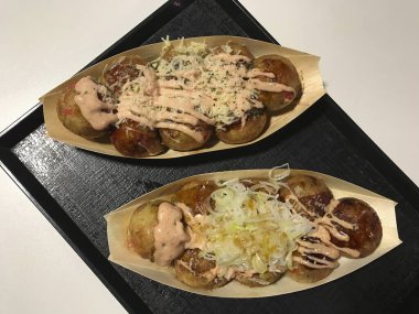 Lokantada lezzetli yemekler servis ediliyor.