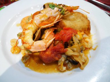 Restoranda servis edilen deniz ürünleri.