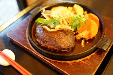 Lokantada lezzetli yemekler servis ediliyor.