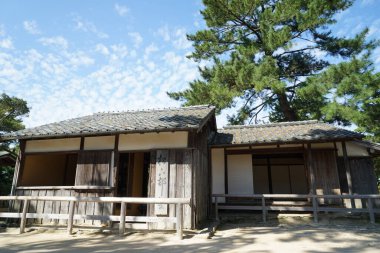 Mavi gökyüzünde eski bir ev