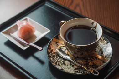 Lokantada bir fincan kahve.