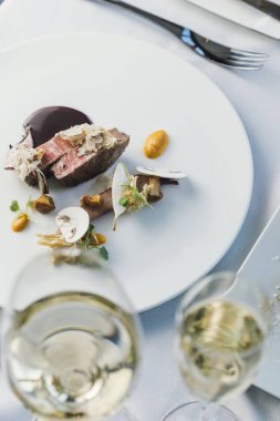 Lokantada lezzetli yemekler servis ediliyor.