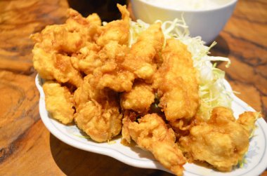 Lokantada lezzetli yemekler servis ediliyor.