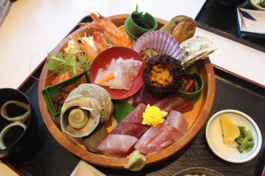 Lokantada lezzetli yemekler servis ediliyor.