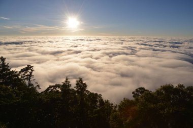 Tayvan 'daki dağ ve bulutlar