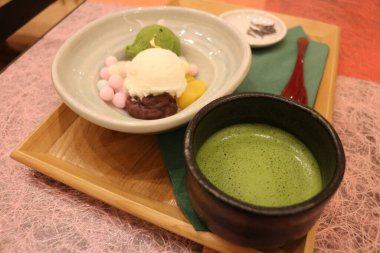 Lokantada lezzetli yemekler servis ediliyor. 