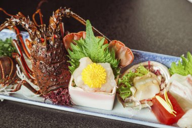 Lokantada lezzetli yemekler servis ediliyor.