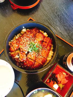 Lokantada lezzetli yemekler servis ediliyor.