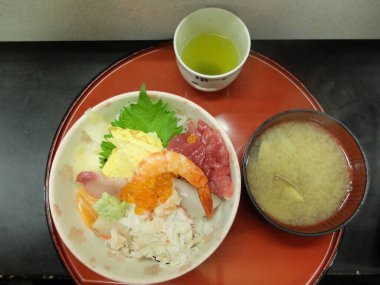 Restoranda servis edilen deniz ürünleri.