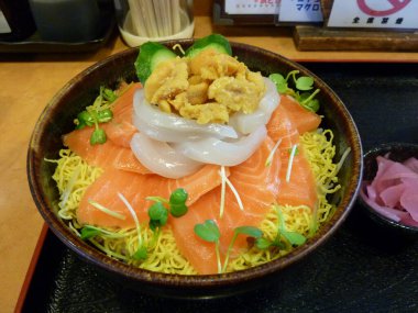 Restoranda servis edilen deniz ürünleri.