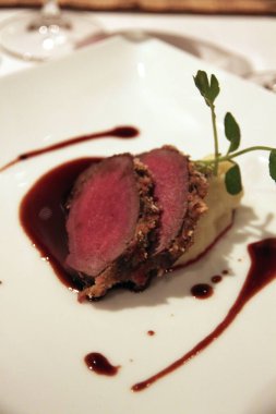 Lokantada lezzetli yemekler servis ediliyor.