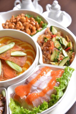 Lokantada lezzetli yemekler servis ediliyor.