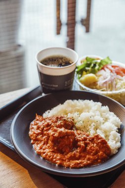 Lokantada lezzetli yemekler servis ediliyor.
