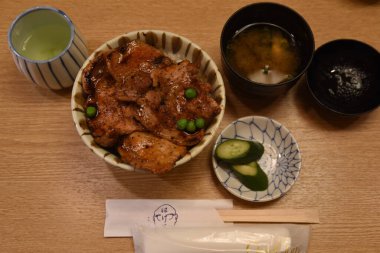 Lokantada lezzetli yemekler servis ediliyor.