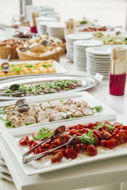 Lokantada lezzetli yemekler servis ediliyor.