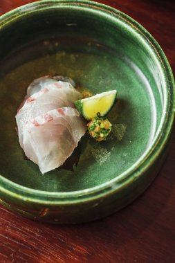 Lokantada lezzetli yemekler servis ediliyor.