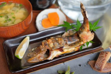 Lokantada lezzetli yemekler servis ediliyor.