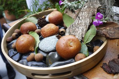 Ahşap tabakta organik yiyecekler 