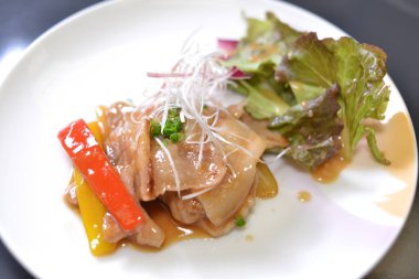 Lokantada lezzetli yemekler servis ediliyor.