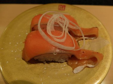 Lokantada lezzetli yemekler servis ediliyor.