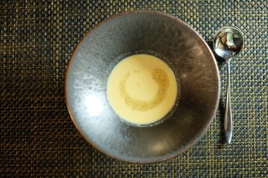 Kapuçino bardakta, yakın çekim. 