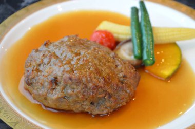 Lokantada lezzetli yemekler servis ediliyor.