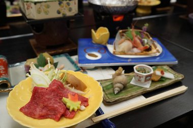 Lokantada lezzetli yemekler servis ediliyor.