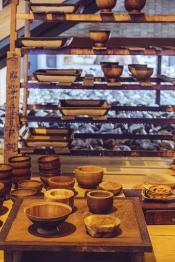 Tahta masadaki farklı çömlekler. 