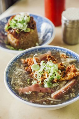 Lokantada lezzetli yemekler servis ediliyor.