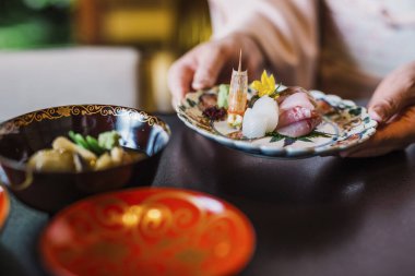 Lokantada öğle yemeği