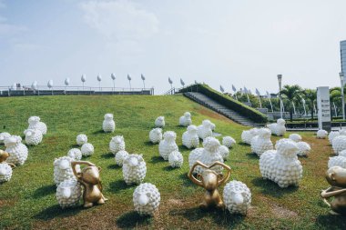 Yeşil çimlerde koyun süsleme 