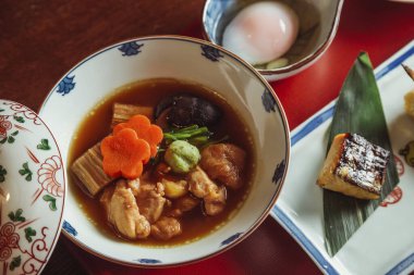 Lokantada lezzetli yemekler servis ediliyor.