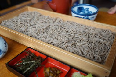 Lokantada lezzetli yemekler servis ediliyor.