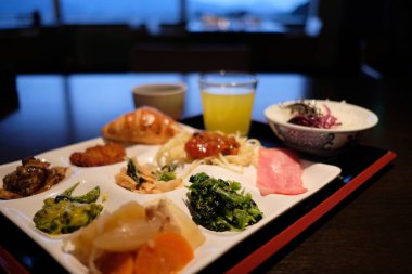 Lokantada lezzetli yemekler servis ediliyor.