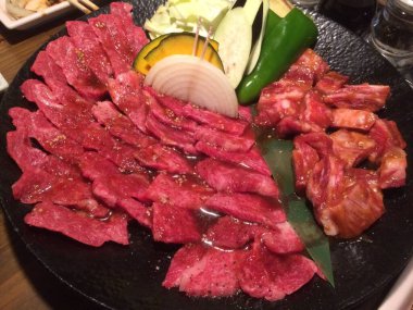 Lokantada lezzetli yemekler servis ediliyor.