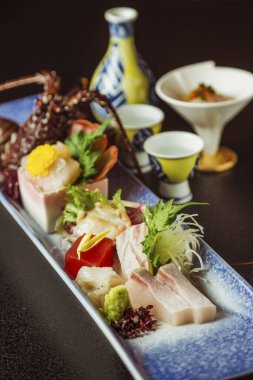 Lokantada lezzetli yemekler servis ediliyor.