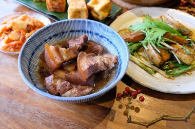 Lokantada lezzetli yemekler servis ediliyor.