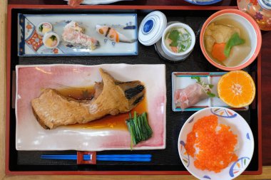 Lokantada lezzetli yemekler servis ediliyor.