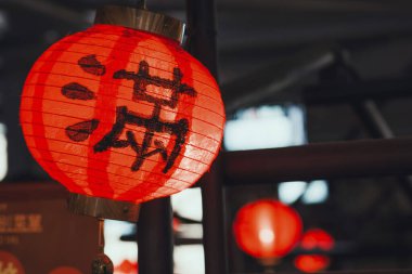 Kırmızı Çin feneri, yaklaş. 