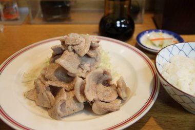 Lokantada lezzetli yemekler servis ediliyor.