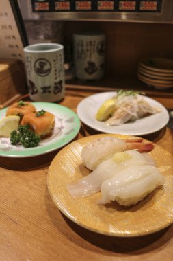 Lokantada lezzetli yemekler servis ediliyor.