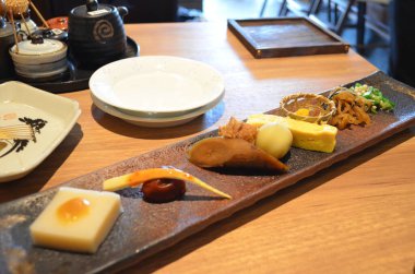 Lokantada lezzetli yemekler servis ediliyor.